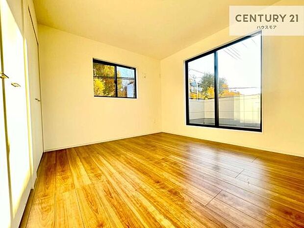 バルコニーに面している洋室です。明るく温もりがあり、換気もしっかりできます!朝起きて、外に出て背伸びをしつつ深呼吸をし良い朝を迎え入れることができます。