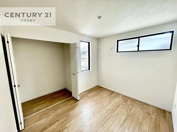 掃き出し窓がないお部屋は、お子様のお部屋としても安心です!収納スペースも充実しているので散らかったお部屋をサッと片付けられます!