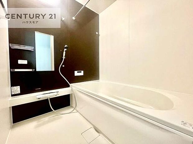 落ち着きある大人の雰囲気のバスルームは、味が出ていてバスタイムが充実!お仕事頑張っているご褒美にお好みの匂いの入浴剤を入れて、楽しんでみてはいかがでしょうか?