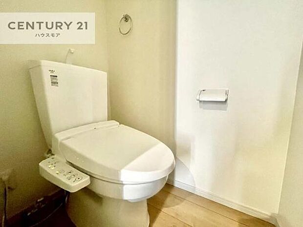 1・2階にトイレがございます!朝の忙しい時間帯も待たずにすみそうですね。白を基調とした清潔感のあるトイレでお手入れがしやすいです!