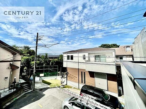 落ち着きある住宅街です!周囲には高い建物がなく、空が広く開放感があり、陽当たりを大きく遮られることもありません!気持ちの良い風が通り抜ける街並みです!