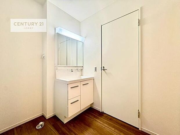 三面鏡仕様の洗面所は、身だしなみがしやすい造り!裏は収納になっています。ドライヤーやお化粧道具を片付けられるので洗面台周りをスッキリと見せることが出来ます!