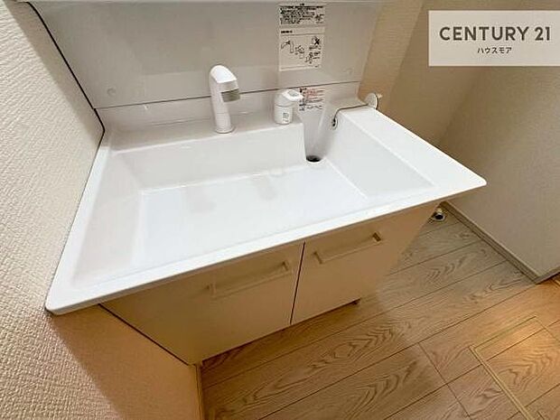 深い洗面台ボウルは、水が跳ねにくいのでお手入れが楽々!清潔感が保てます!キレイな洗面所で自分磨きのモチベーションが上がりますね!