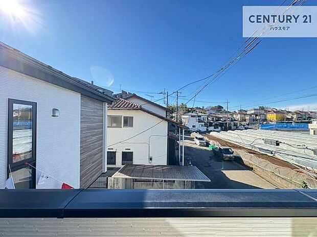 晴れた日には青い空を見渡せる開放的な時間を楽しめます。気持ちの良い風が通り抜ける街並みです!