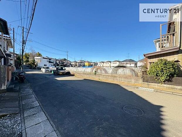 前面道路は8m!陽当り良好な立地です。車庫入れが苦手な方も安心ですね。