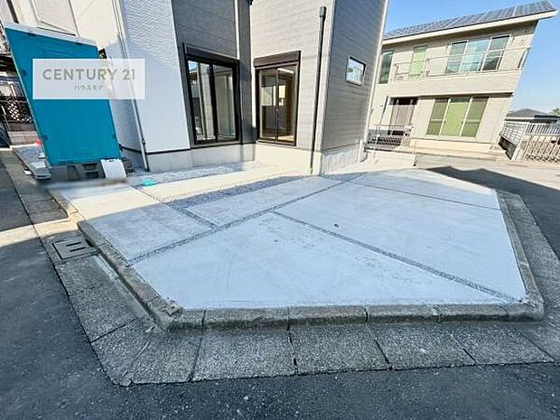 駐車スペースは2台分あります!セカンドカーはもちろん、バイクや自転車なども置き場所に困りません。