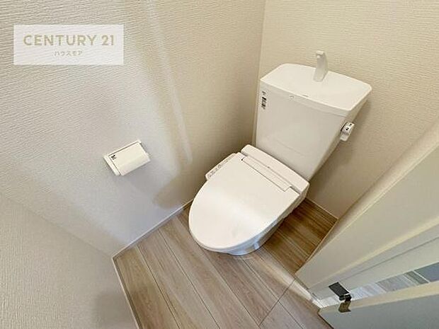 1・2階にトイレがございます!朝の忙しい時間帯も待たずにすみそうですね。白を基調とした清潔感のあるトイレでお手入れがしやすいです!