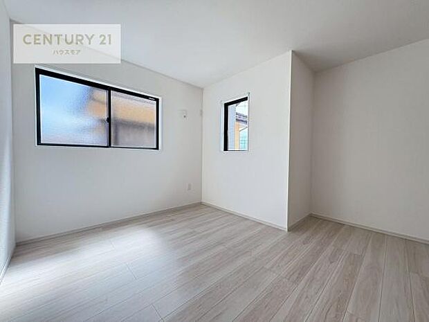 明るく風通しの良い居室です。「シンプル」にデザインされた室内。自由度が高いので家具やレイアウトでお好みの空間を創り上げられます。