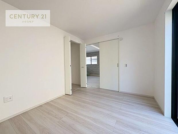 リビングと隣接した洋室です!家事の休憩スペースやキッズスペースとして活用するのもよさそうですね!