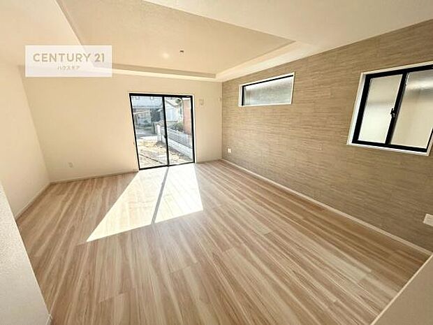 大きな窓からたっぷりの陽ざしが入る明るいリビング。開放感のあるリビングで家族団らんのくつろぎの時間を過ごせます。