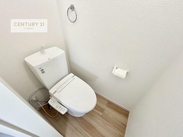 1・2階にトイレがございます!朝の忙しい時間帯も待たずにすみそうですね。白を基調とした清潔感のあるトイレでお手入れがしやすいです!