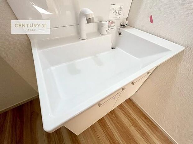 深い洗面台ボウルは、水が跳ねにくいのでお手入れが楽々!清潔感が保てます!キレイな洗面所で自分磨きのモチベーションが上がりますね!