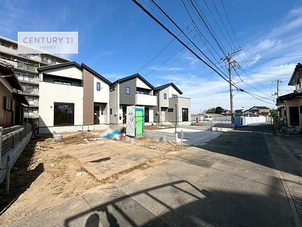 前面道路4m!陽当り良好な立地です。車庫入れが苦手な方も安心ですね。