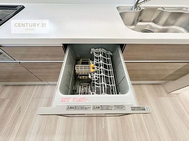 食洗機付き!忙しい時や冬場は手荒れ防止として大活躍します!ビルトイン仕様なので、場所も取らず調理スペースも広く使えて手際よく作業が出来ます!