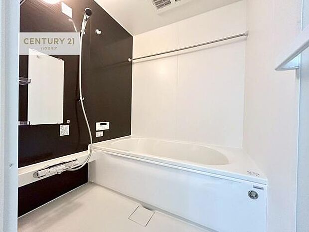 落ち着きある大人の雰囲気のバスルームは、シックなデザインでバスタイムが充実!お仕事頑張っているご褒美にお好みの匂いの入浴剤を入れて、楽しんでみてはいかがでしょうか?