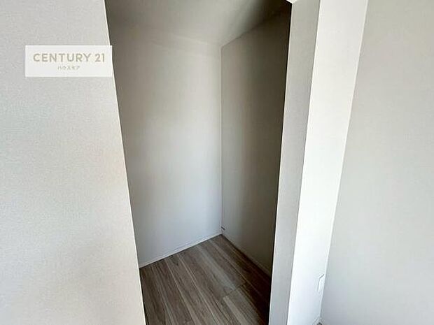 ウォークインクローゼット付きです。たくさんのお洋服などを収納しておけそうですね!他にも扇風機や加湿器など季節物の大きな家電も収納できます。