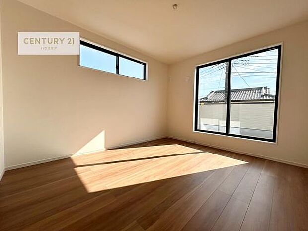 バルコニーに面している洋室です。明るく温もりがあり、換気もしっかりできます!朝起きて、外に出て背伸びをしつつ深呼吸をし良い朝を迎え入れることができます。