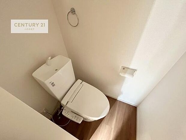 1・2階にトイレがございます!朝の忙しい時間帯も待たずにすみそうですね。白を基調とした清潔感のあるトイレでお手入れがしやすいです!