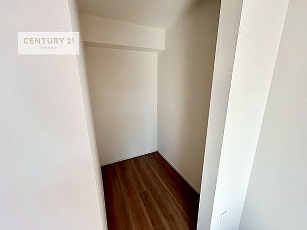 ウォークインクローゼット付きです。たくさんのお洋服などを収納しておけそうですね!他にも扇風機や加湿器など季節物の大きな家電も収納できます。