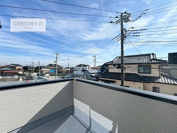 眺望良好なバルコニー。お天気のいい日にはバルコニーへでてリフレッシュするのもいいですね!