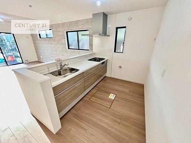 大人気の対面式システムキッチンを採用しています!ご家族のコミュニケーションが自然と増える設計です。お子様にも目が届くので嬉しいですね。広々使えて快適に作業が進みます。