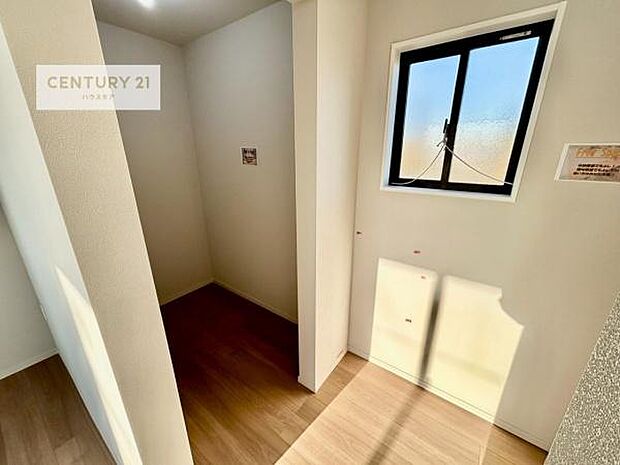 ウォークインクローゼット&フリースペース付きです。たくさんのお洋服などを収納しておけそうですね!他にも扇風機や加湿器など季節物の大きな家電も収納できます。