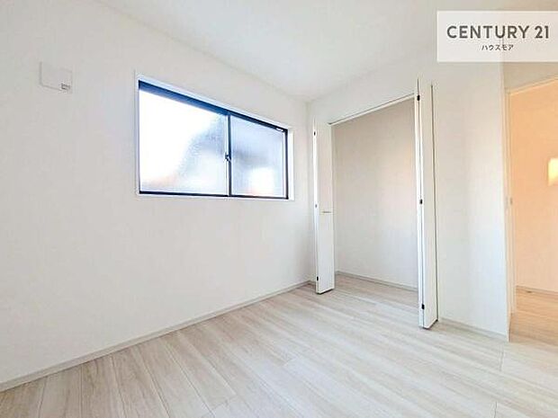掃き出し窓がないお部屋は、お子様のお部屋としても安心です!収納スペースも充実しているので散らかったお部屋をサッと片付けられます!