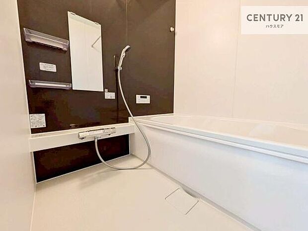 落ち着きある大人の雰囲気のバスルームは、味が出ていてバスタイムが充実!お仕事頑張っているご褒美にお好みの匂いの入浴剤を入れて、楽しんでみてはいかがでしょうか?