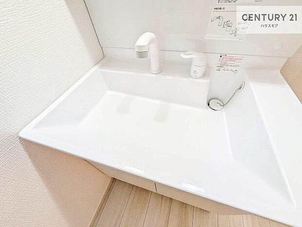 深い洗面台ボウルは、水が跳ねにくいのでお手入れが楽々!清潔感が保てます!キレイな洗面所で自分磨きのモチベーションが上がりますね!