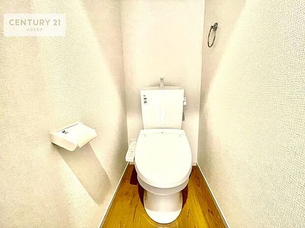 1・2階にトイレがございます!朝の忙しい時間帯も待たずにすみそうですね。白を基調とした清潔感のあるトイレでお手入れがしやすいです!