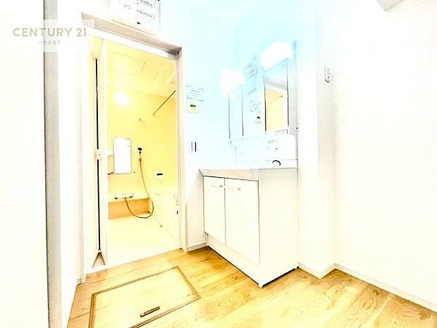 三面鏡仕様の洗面所は、身だしなみがしやすい造り!裏は収納になっています。ドライヤーやお化粧道具を片付けられるので洗面台周りをスッキリと見せることが出来ます!