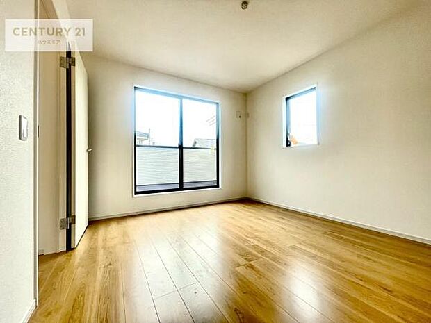 明るい室内は、風通しも良く、明るく大変居心地の良い空間となっております。リラックスして過ごせる心地の良いお部屋です!朝の目覚めがスッキリしますね!