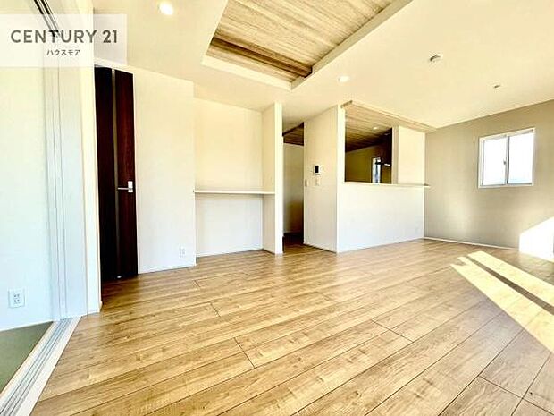 リビングには折り上げ天井を採用し、天井高にゆとりを持たせることで、実際の帖数以上の開放感を演出しています。視線が上へと抜けるため、空間に奥行きが生まれ、明るく伸びやかな印象に!