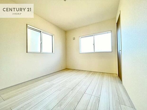 掃き出し窓がないお部屋は、お子様のお部屋としても安心です!収納スペースも充実しているので散らかったお部屋をサッと片付けられます!