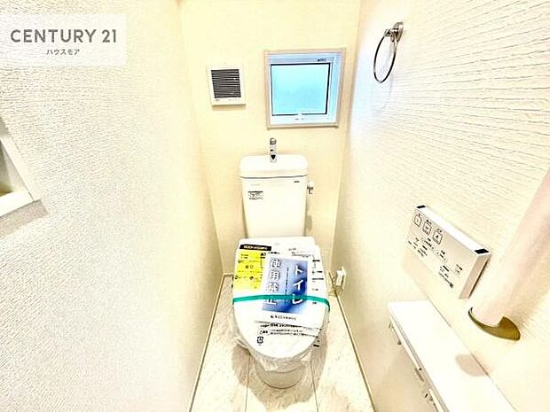 1・2階にトイレがございます!朝の忙しい時間帯も待たずにすみそうですね。白を基調とした清潔感のあるトイレでお手入れがしやすいです!