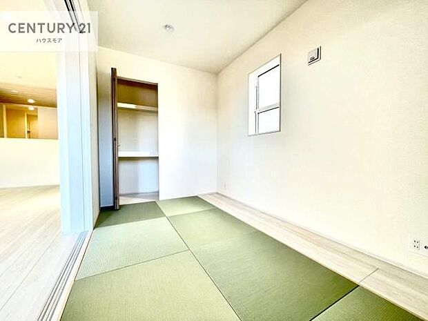 タタミの香りが安らぎを与える、リラックス空間。窓も大きく開放感のある和室となっております。日本人の心感じる「和」の空間。井草の香り漂う空間は癒しのひと時を演出してくれます!