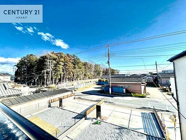 前面道路がゆったりとしており、建物との間に適度な距離が生まれるため、心地よい開放感と良好な眺望を確保しています。