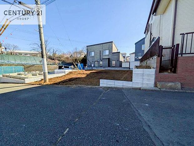 駐車スペースは2台分あります!セカンドカーはもちろん、バイクや自転車なども置き場所に困りません。【現地販売会開催中】