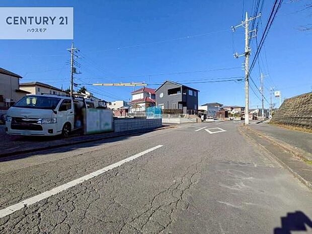 前面道路は6m×10m!陽当り良好な立地です。車庫入れが苦手な方も安心ですね。【現地販売会開催中】