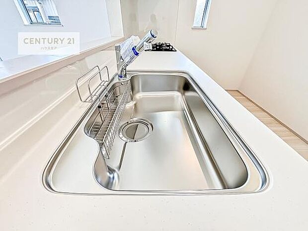 ワイドなシンクですね!水が跳ねにくく洗物がしやすい家事が楽々仕様のシステムキッチンです!デザイン性と機能性を兼ねたキッチンで清潔感がありますね!【同仕様写真】/【現地販売会開催中】