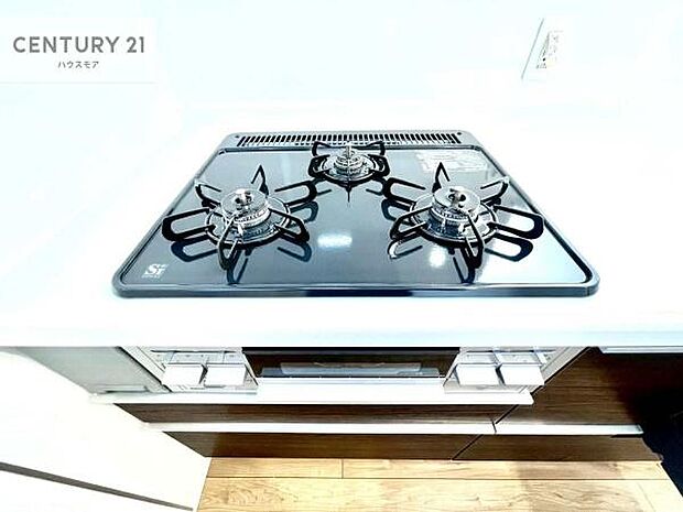 コンロは三口あるのでお料理の同時進行ができます。もちろんグリル付きです。調理スペースも広々している為作業がしやすい！使い勝手が良いシステムキッチンです！（同仕様）