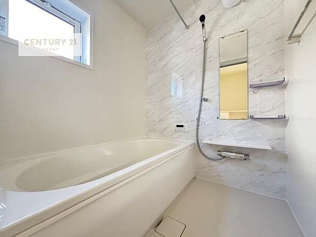 1日の疲れをしっかりと癒してくれる浴室です。おうちの素敵なリラクゼーション場所ですね。（同仕様）