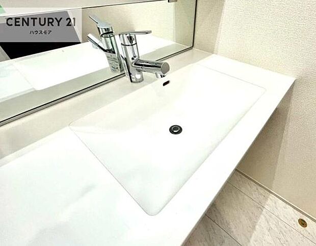 物が置きやすいフラットな洗面台、水が跳ねにくいのでお手入れが楽々！清潔感が保てます！キレイな洗面所で自分磨きのモチベーションが上がりますね！【同仕様写真】