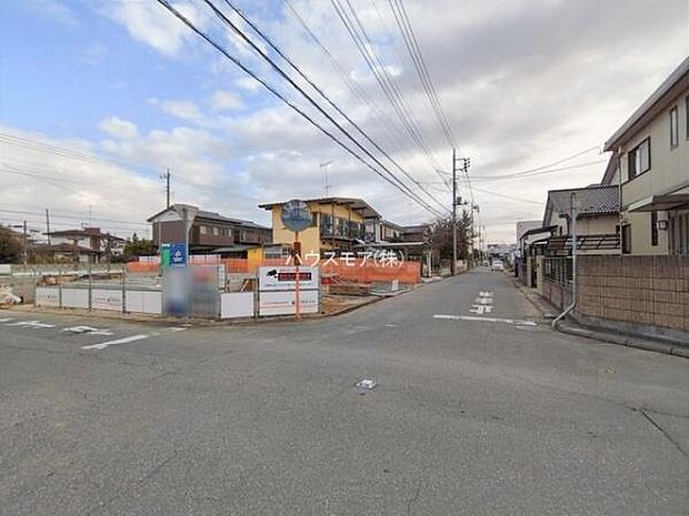 前面道路は6ｍ×5ｍ！陽当り良好な立地です。車庫入れが苦手な方も安心ですね。