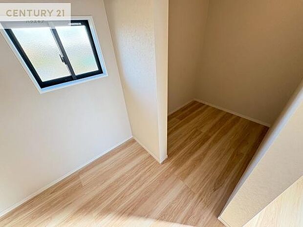 ウォークインクローゼット付きです。たくさんのお洋服などを収納しておけそうですね!他にも扇風機や加湿器など季節物の大きな家電も収納できます。