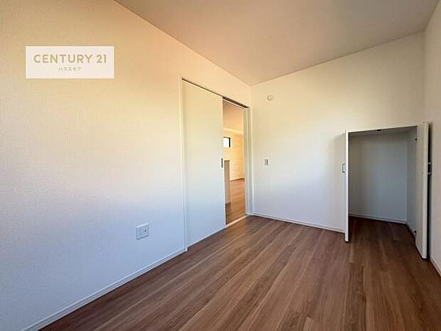 リビングと隣接した洋室です!家事の休憩スペースやキッズスペースとして活用するのもよさそうですね!