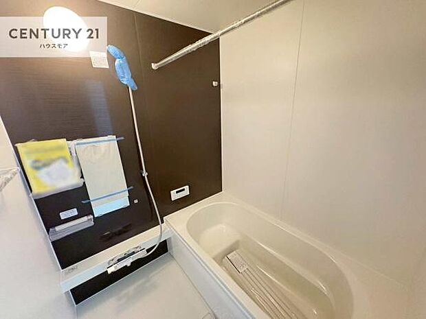 落ち着きある大人の雰囲気のバスルームは、味が出ていてバスタイムが充実!お仕事頑張っているご褒美にお好みの匂いの入浴剤を入れて、楽しんでみてはいかがでしょうか?