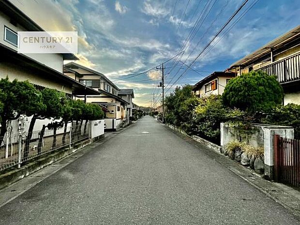 前面道路6m!陽当り良好な立地です。車庫入れが苦手な方も安心ですね。