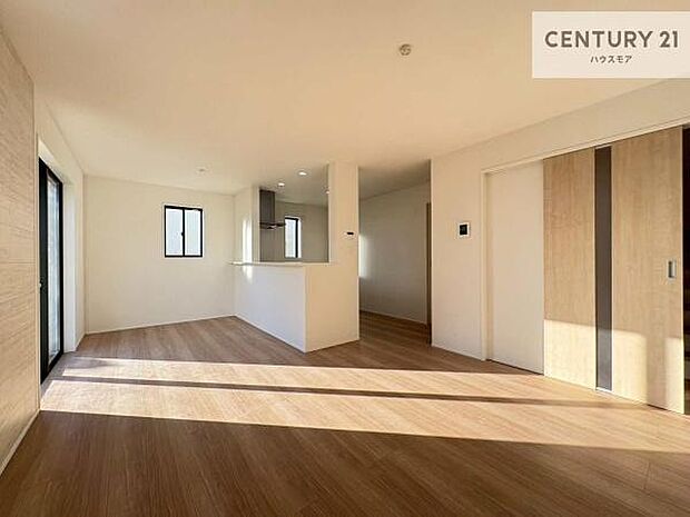 開放感のある広々LDK!ソファーやダイニングテーブルを置いても窮屈にならないので快適に過ごせます!コミュニケーションが取りやすいリビングです!