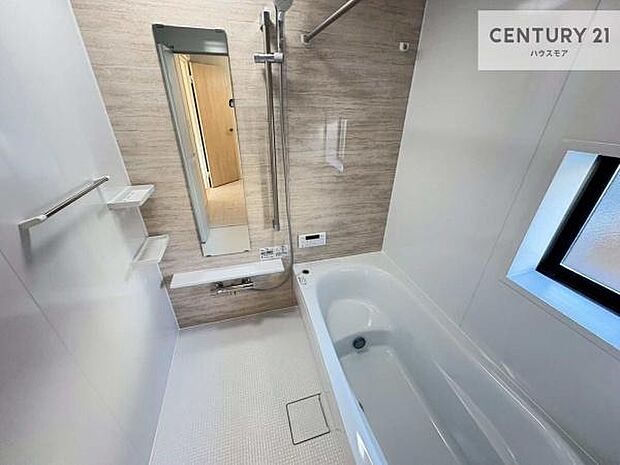 落ち着きある大人の雰囲気のバスルームは、味が出ていてバスタイムが充実!お仕事頑張っているご褒美にお好みの匂いの入浴剤を入れて、楽しんでみてはいかがでしょうか?